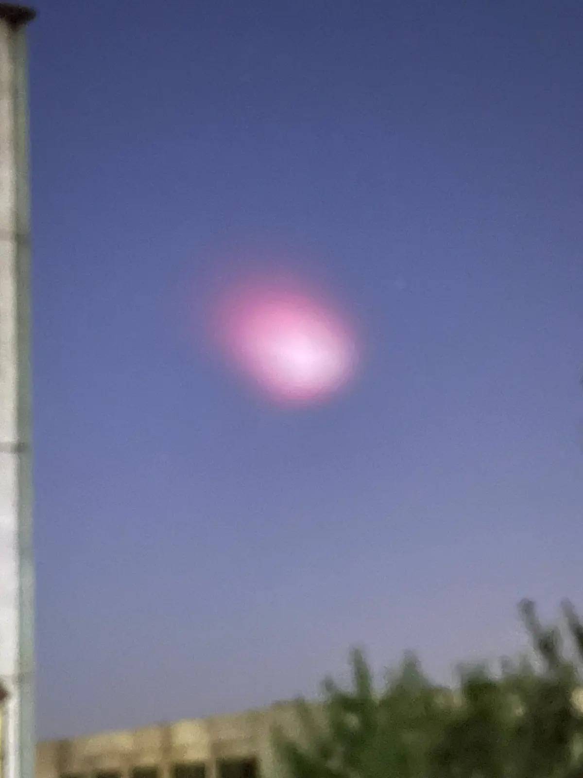 كتلة ضوئية غامضة تضيء سماء دمشق وتثير حيرة السكان