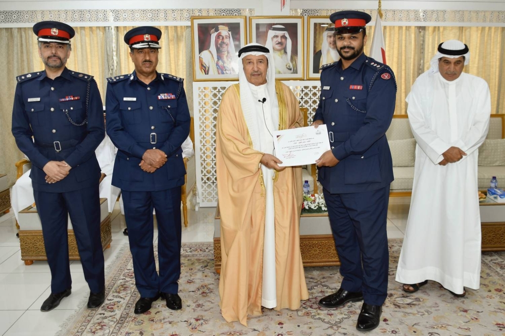 محافظ المحرق يثمّن جهود مديرية شرطة المحافظة ويكرّم عدداً من منتسبيها