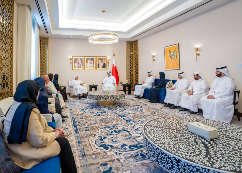 عيسى بن سلمان يوجّه بإطلاق مبادرات جديدة لتأهيل الكوادر الوطنية في القطاع الصحي