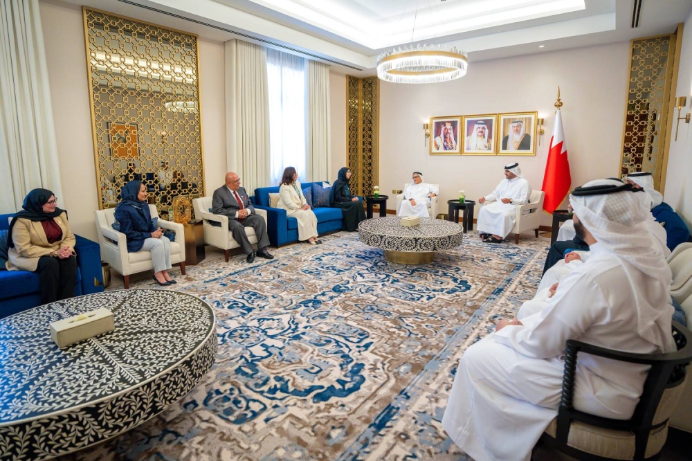 عيسى بن سلمان يوجّه بإطلاق مبادرات جديدة لتأهيل الكوادر الوطنية في القطاع الصحي