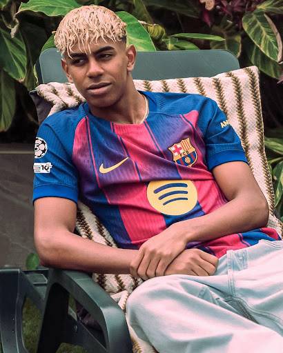 برشلونة يكشف عن قميصه الجديد لموسم 2025-2026 بعد تتويجه بالثلاثية المحلية