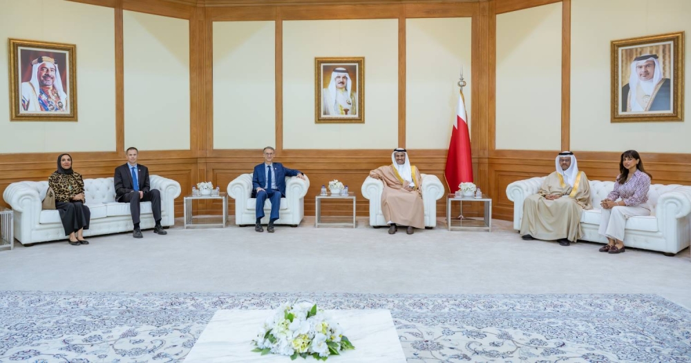 وزير الإعلام يستقبل سفير الولايات المتحدة الأمريكية لدى مملكة البحرين