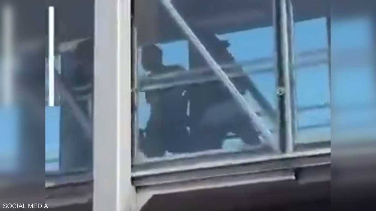 فيديو.. الشرطة الفرنسية تعتقل مهاجم الترجي التونسي يوسف بلايلي في مطار شارل ديغول