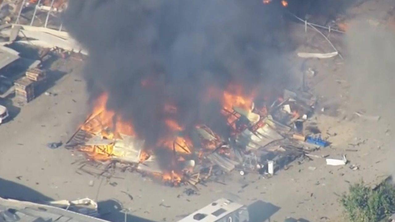 فقدان 7 أشخاص إثر انفجار مستودع للألعاب النارية بولاية كاليفورنيا الأمريكية