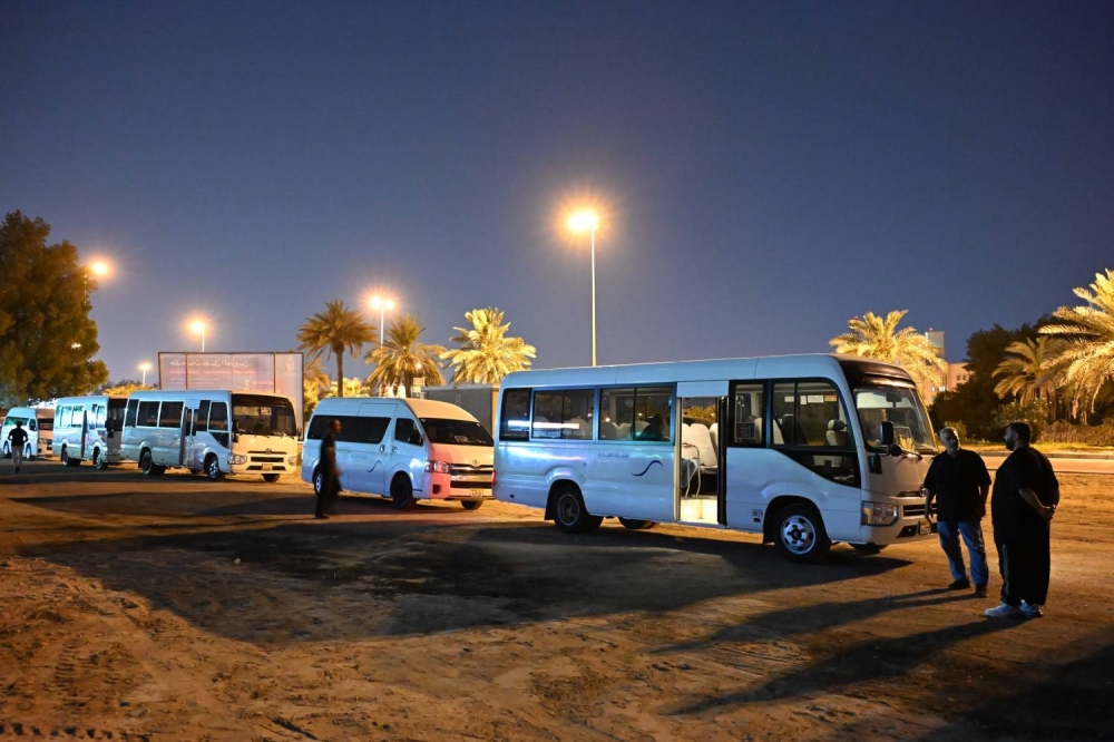 رئيس الأوقاف الجعفرية يدشن مشروع خدمات نقل المعزين لموسم عاشوراء