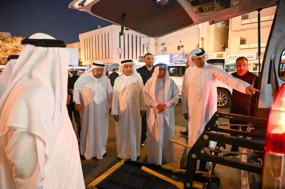 رئيس الأوقاف الجعفرية يدشن مشروع خدمات نقل المعزين لموسم عاشوراء