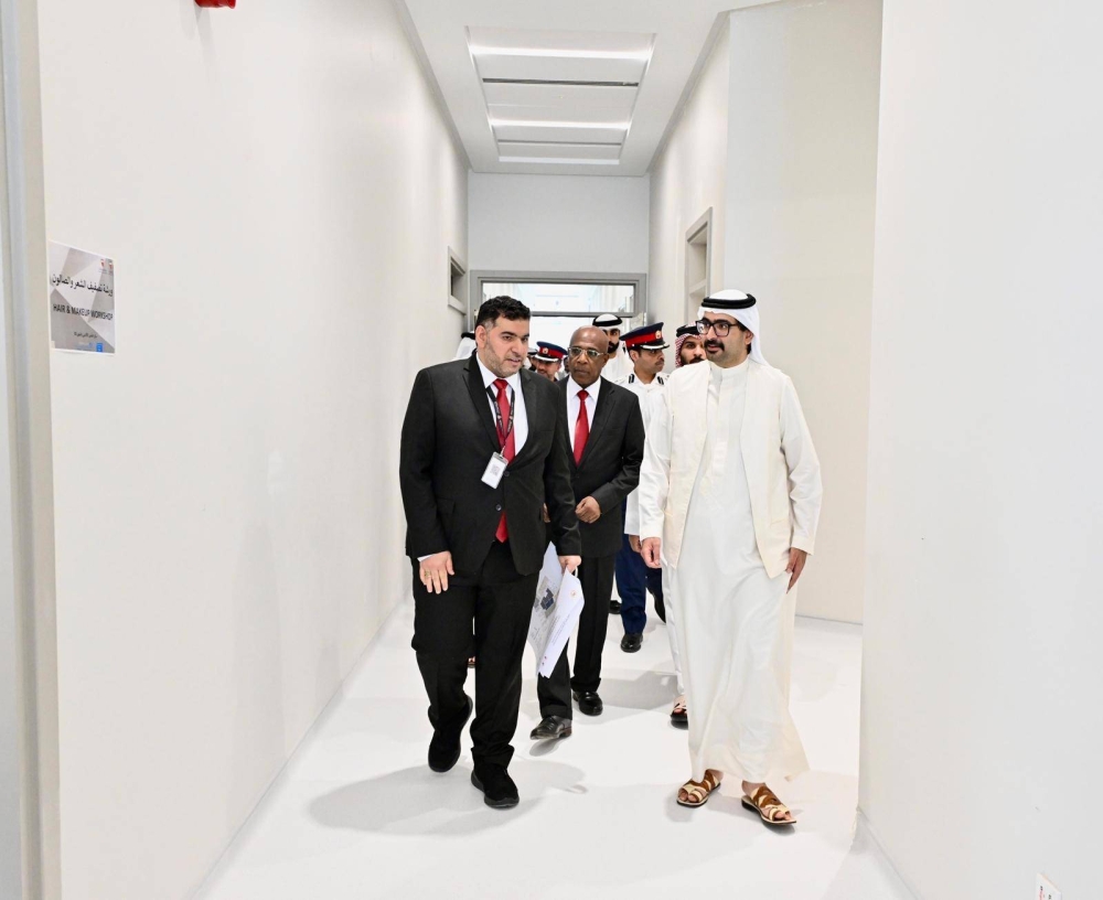 محافظ الجنوبية يتفقد مجمع الخدمات الاجتماعية الشامل بمدينة عيسى