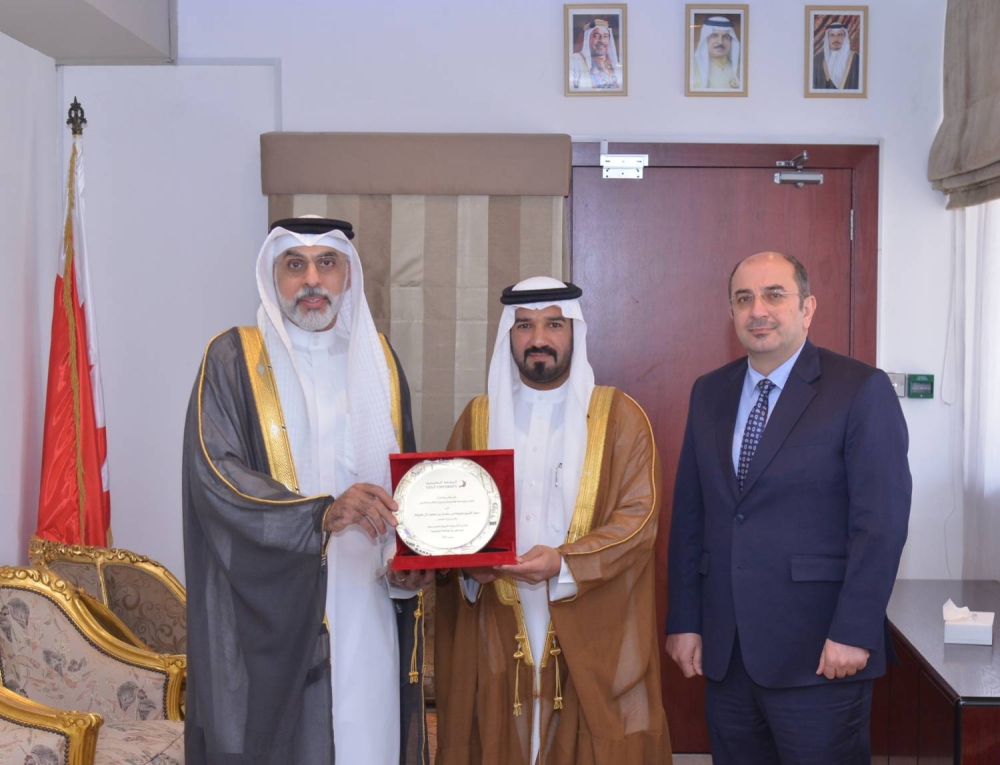 وكيل وزارة العمل يفتتح فعالية "يوم المهن" بالجامعة الخليجية