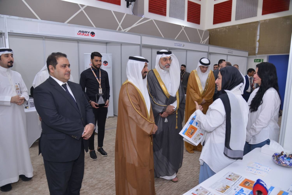 وكيل وزارة العمل يفتتح فعالية "يوم المهن" بالجامعة الخليجية
