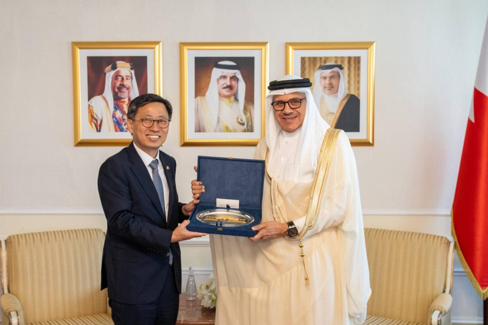 وزير الخارجية يستقبل سفير كوريا لدى البحرين بمناسبة انتهاء فترة عمله