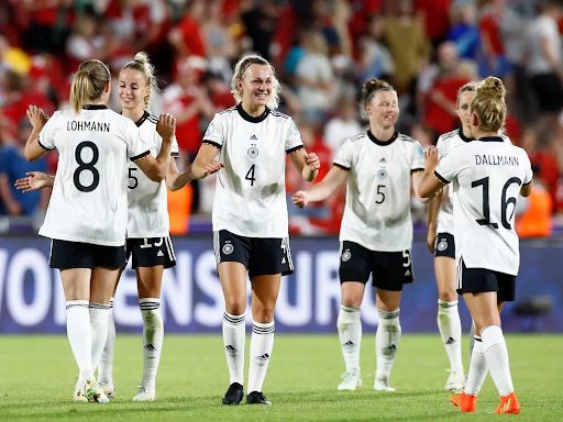 ألمانيا تفتتح يورو السيدات بفوز ثمين وإصابة قائدة الفريق تربك الحسابات