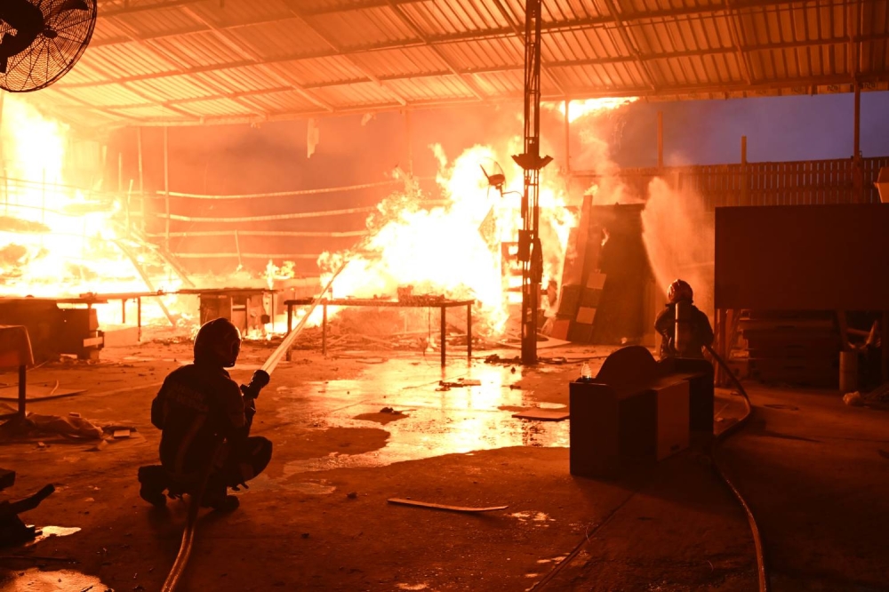 الدفاع المدني: السيطرة على حريق بمستودع إطارات وقطع غيار سيارات في الهملة