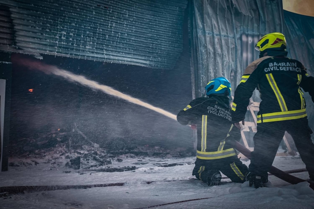 الدفاع المدني: السيطرة على حريق بمستودع إطارات وقطع غيار سيارات في الهملة