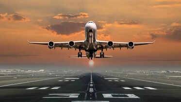 السبب الخفي وراء تعتيم أضواء الطائرة عند الإقلاع والهبوط