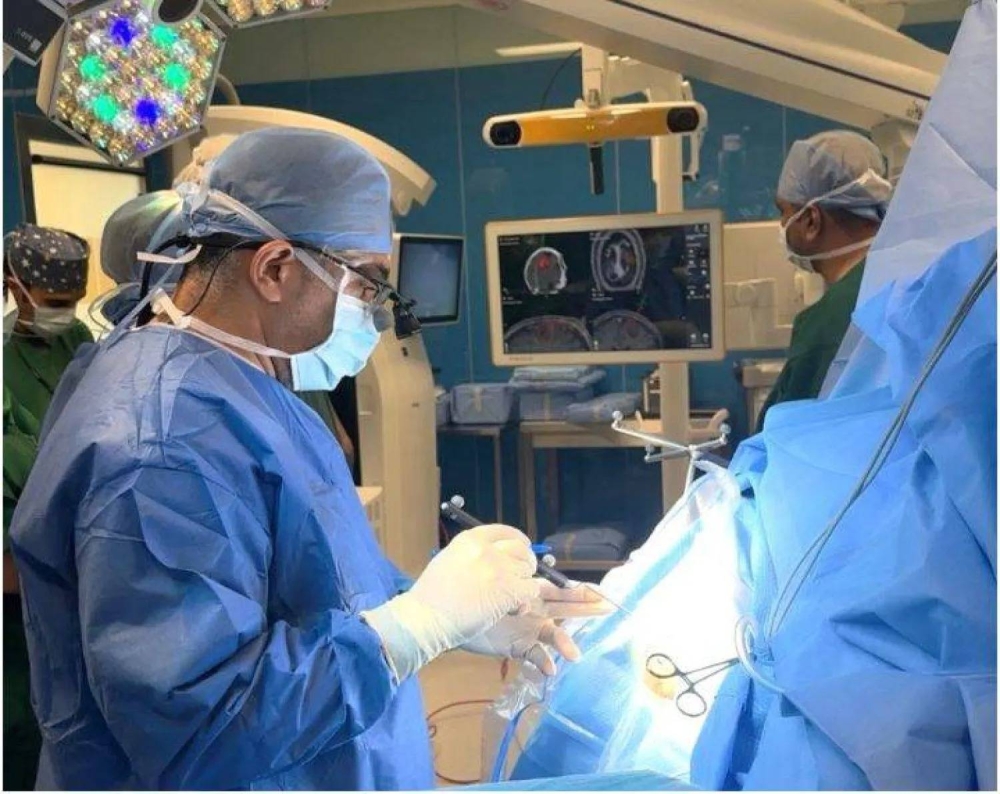 استئصال ورم دماغي لمريض في حالة يقظة بسلطنة عمان