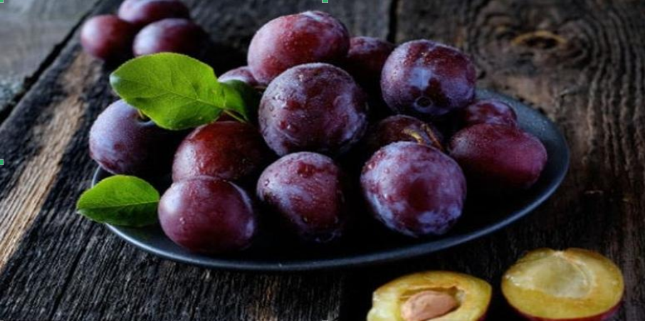 يمنع الإمساك وينظم حركة الأمعاء.. البرقوق كنز فيتامينات ومعادن