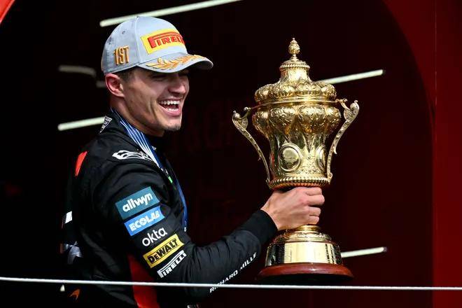 "ماكلارين" تحقق حلم الطفولة لنوريس بتتويجه الأول في سباق بريطانيا