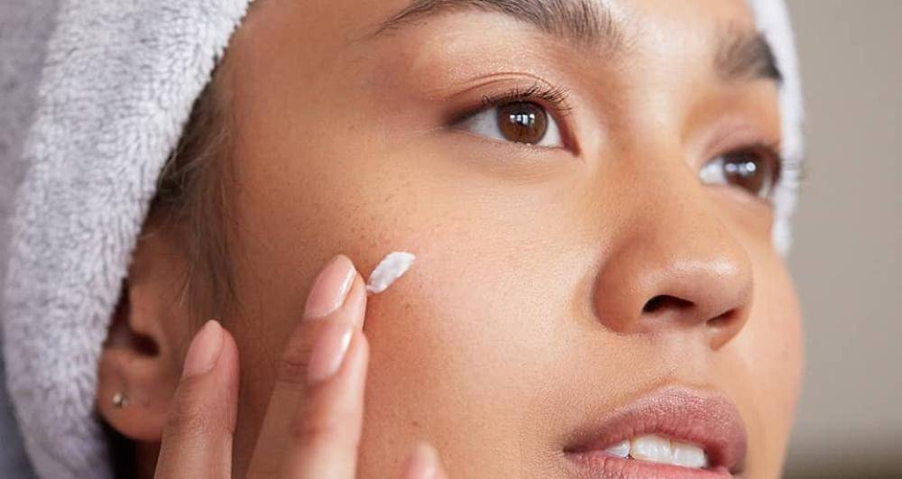 روتين العناية بالبشرة الدهنية في الصيف.. الحلول المثالية للتوهج الطبيعي