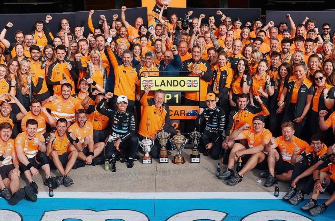 ماكلارين باغتت منافسيها مع تقلبات الجو.. وتواصل طريقها نحو اللقب