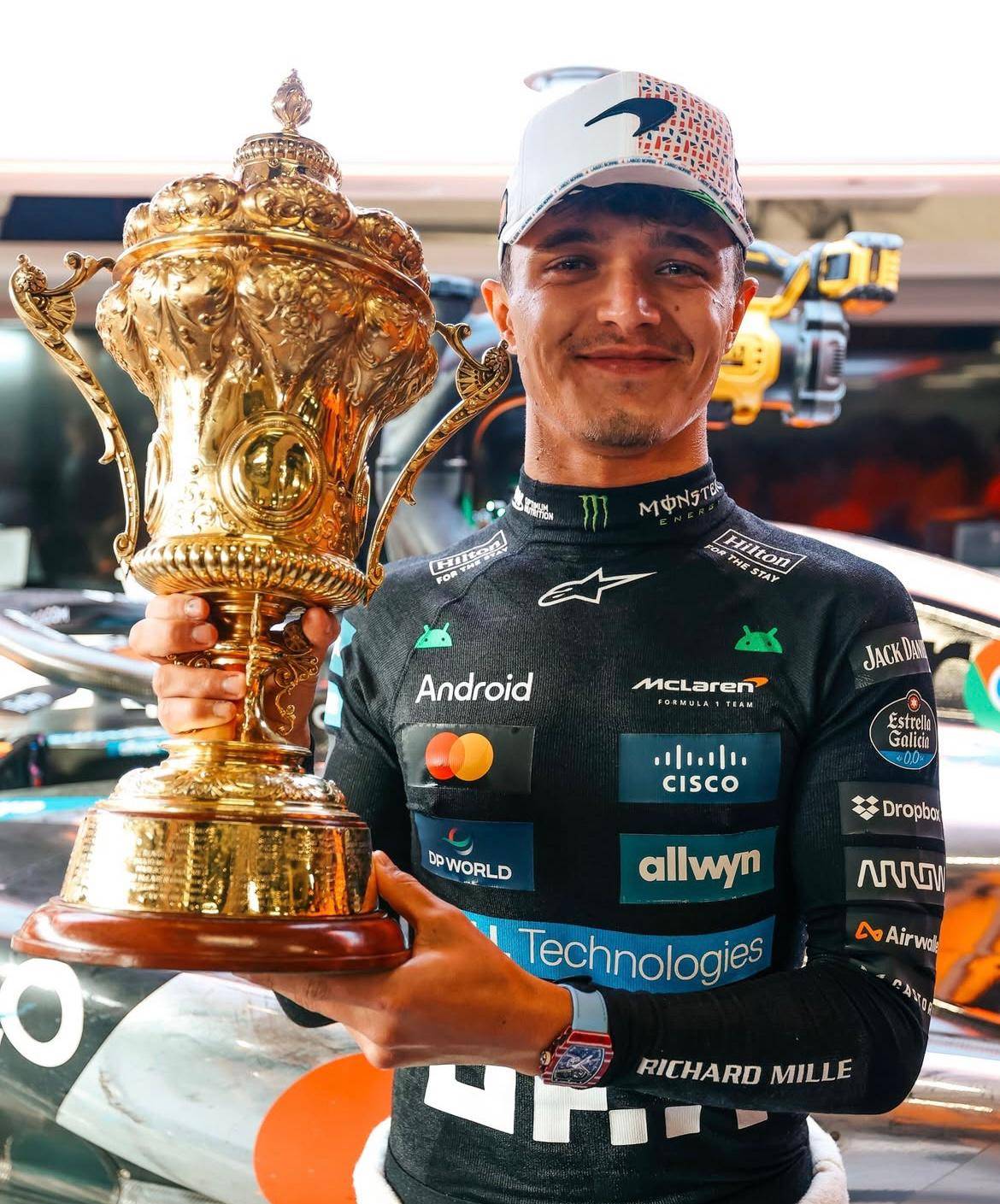 ماكلارين باغتت منافسيها مع تقلبات الجو.. وتواصل طريقها نحو اللقب