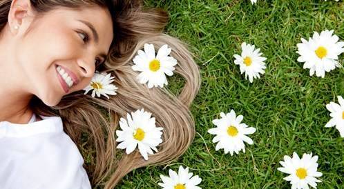 لإطلالة ساحرة.. وصفات طبيعية لتفتيح لون الشعر بالبابونج