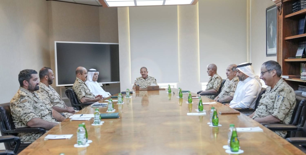 القائد العام يجتمع مع عدد من كبار الضباط بقوة دفاع &rlm;البحرين