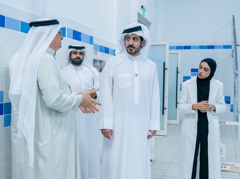 خالد بن حمد يتفقد مسبح مدينة خليفة الرياضية بعد اكتمال أعمال الصيانة