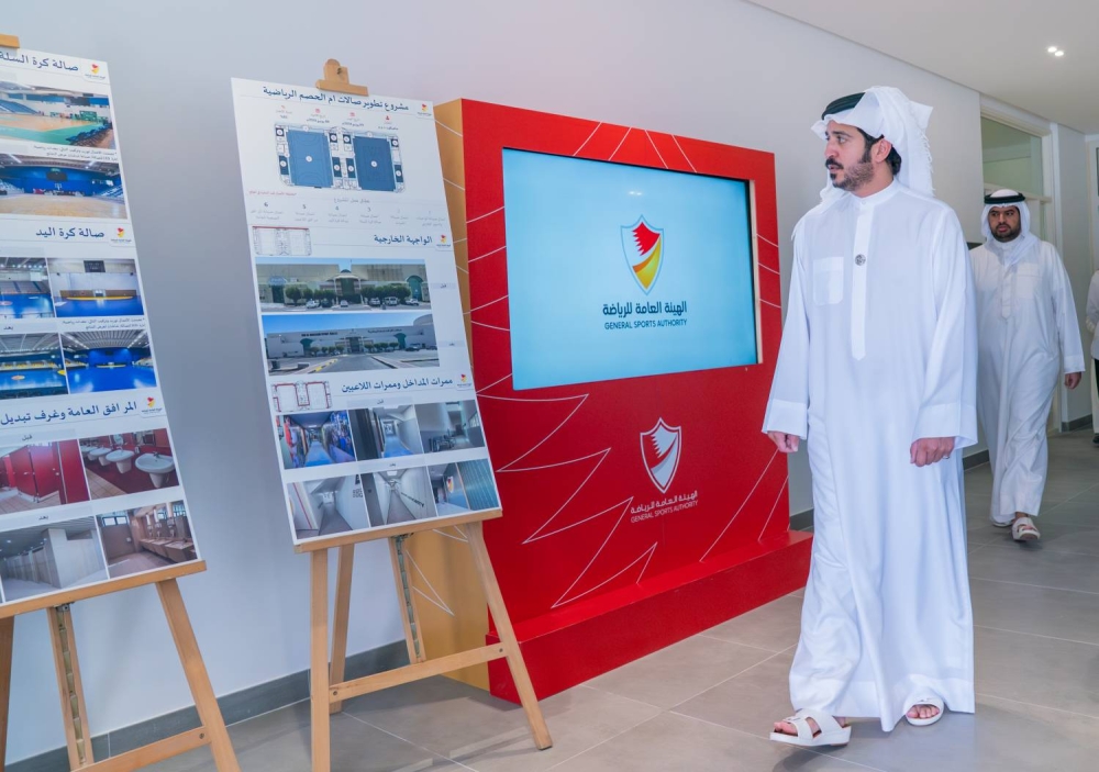 خالد بن حمد يتفقد مسبح مدينة خليفة الرياضية بعد اكتمال أعمال الصيانة