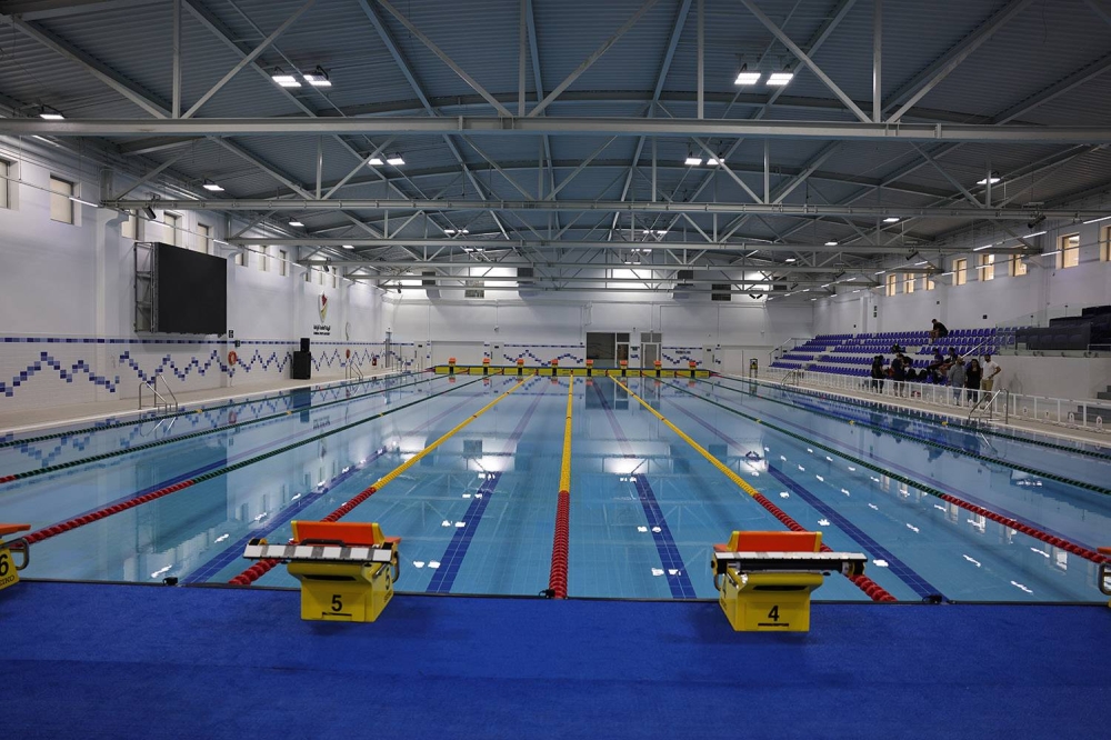 خالد بن حمد يتفقد مسبح مدينة خليفة الرياضية بعد اكتمال أعمال الصيانة