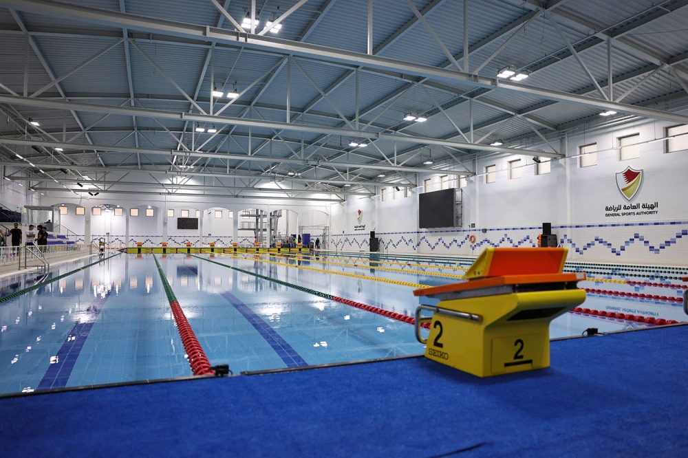 خالد بن حمد يتفقد مسبح مدينة خليفة الرياضية بعد اكتمال أعمال الصيانة