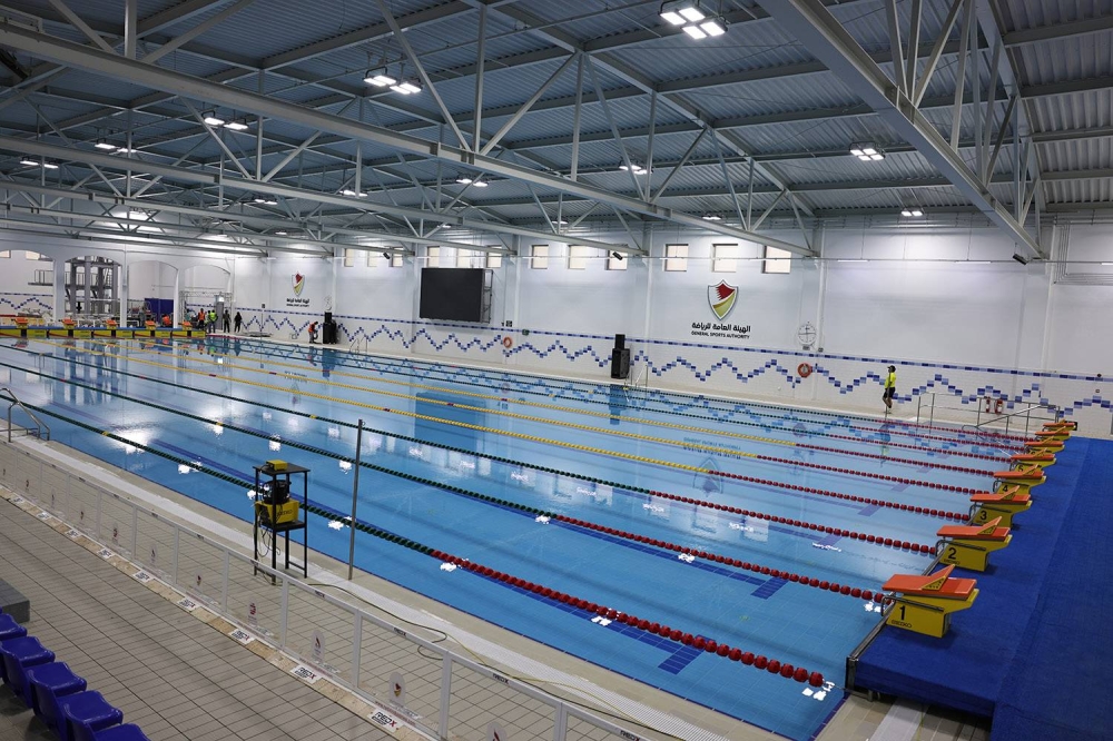 خالد بن حمد يتفقد مسبح مدينة خليفة الرياضية بعد اكتمال أعمال الصيانة