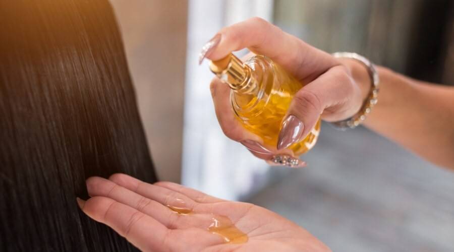 ما أفضل الزيوت الطبيعية لترطيب شعر الأطفال وحمايته؟