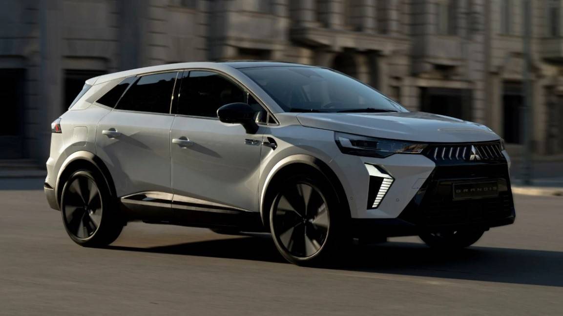 ميتسوبيشي جرانديز 2026 كروس أوفر هجينة بهوية عائلية وتقنيات متقدمة