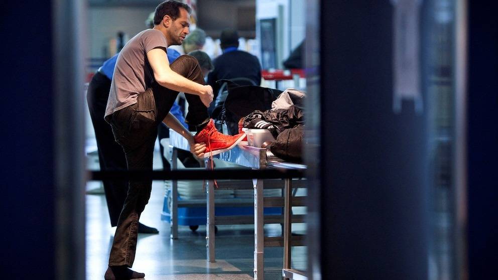 بعد 20 عاماً.. الولايات المتحدة تلغي سياسة خلع الأحذية في المطارات