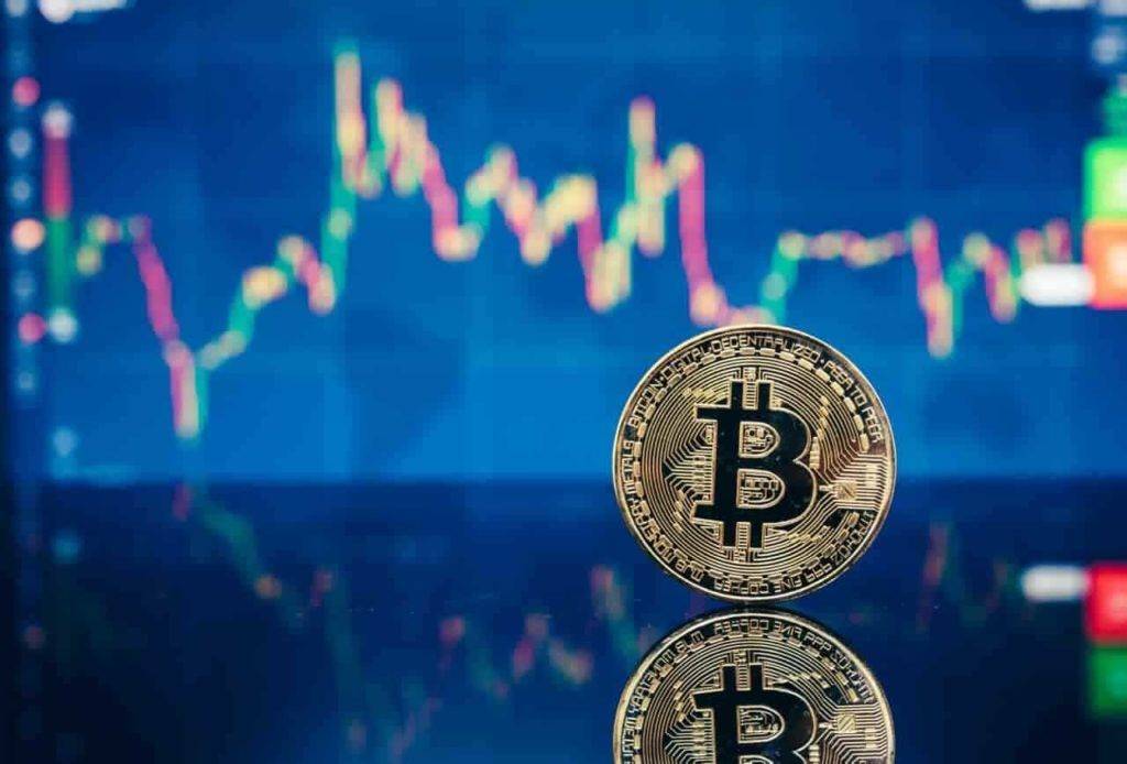 بيتكوين تقترب من اختراق فني مهم.. هل تتجه نحو 144 ألف دولار؟