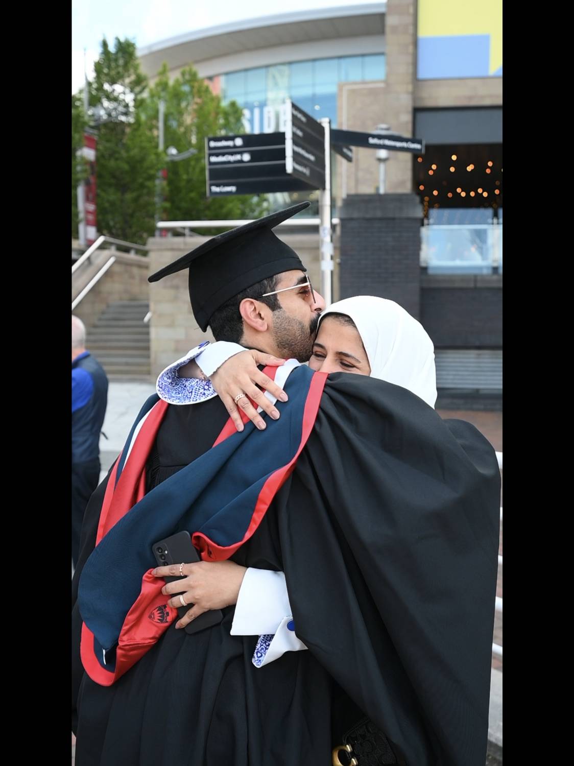 الجامعة البريطانية في البحرين تحتفل بتخريج عدد كبير من طلابها من &ldquo;سالفورد&rdquo; بمانشستر