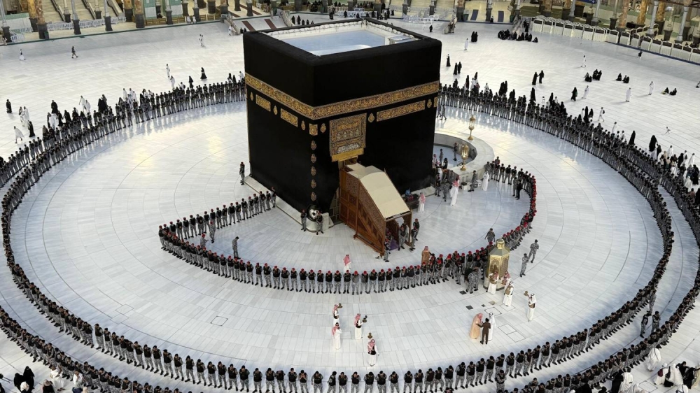 سفير البحرين لدى السعودية يشارك في مراسم غسل الكعبة المشرفة