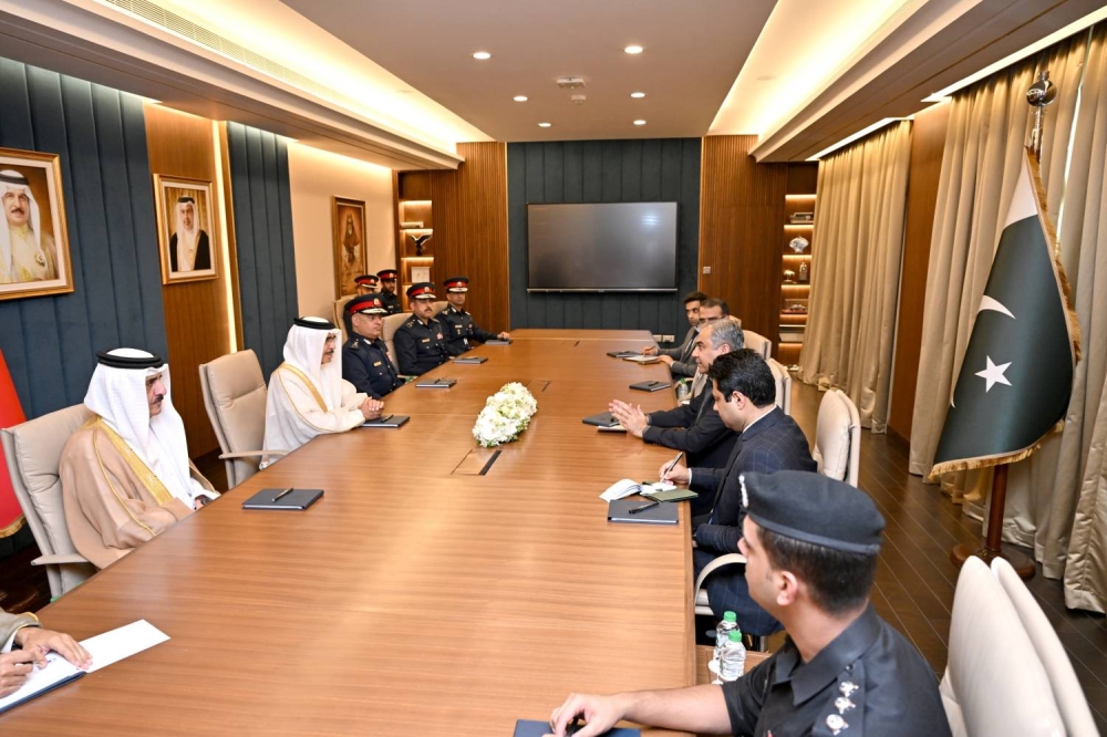 وزير الداخلية يشيد بالتعاون والتنسيق الأمني  المتميز بين البحرين وباكستان