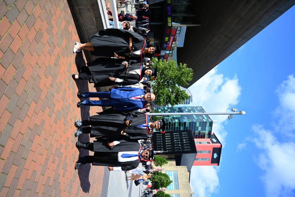 الجامعة البريطانية في البحرين تحتفل بتخريج عدد كبير من طلابها من &ldquo;سالفورد&rdquo; بمانشستر