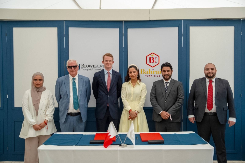 نادي راشد للفروسية يوقّع اتفاقية مع "براون أدفايزري" للرعاية الذهبية لكأس البحرين الدولي