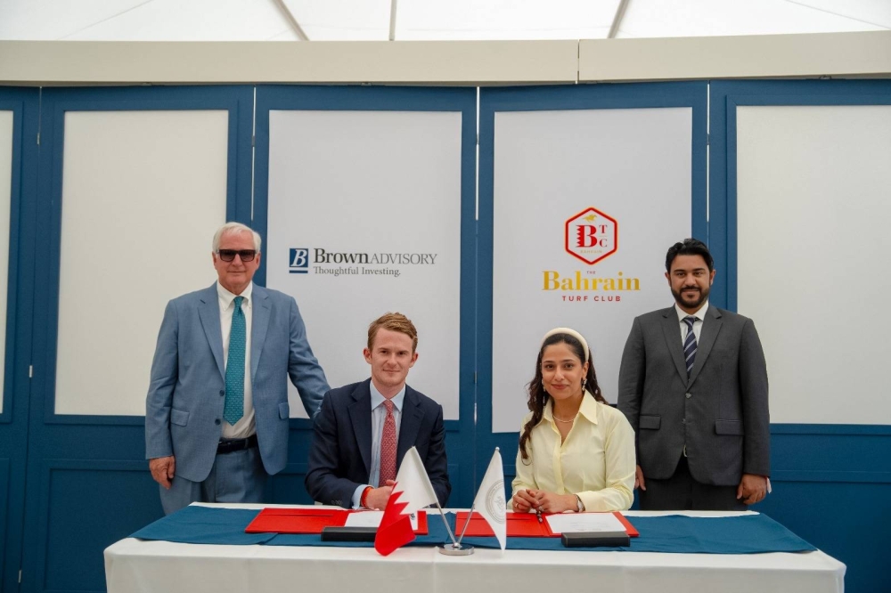 نادي راشد للفروسية يوقّع اتفاقية مع "براون أدفايزري" للرعاية الذهبية لكأس البحرين الدولي