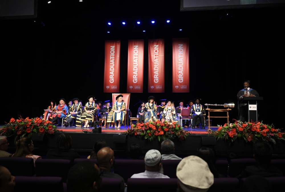 &lrm;تخرج طلاب الجامعه البريطانيه في البحرين من حفل تخرج جامعه سالفورد في مانشستر