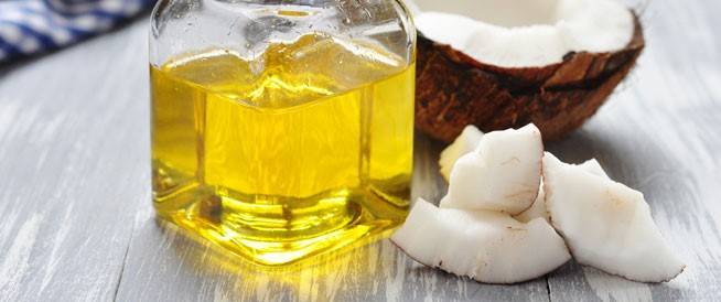 هل يدخل في روتينك اليومي؟ زيت جوز الهند كنز طبيعي لصحة جسمك وبشرتك وشعرك