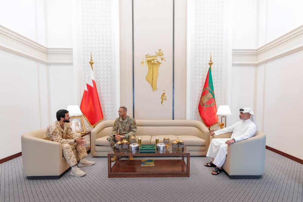 ناصر بن حمد يستقبل الملحق العسكري في سفارة الولايات المتحدة