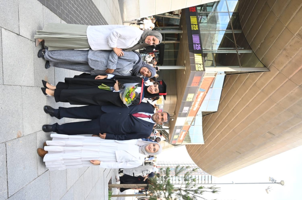 الجامعة البريطانية في البحرين تحتفي بتخريج طلابها من &laquo;سالفورد&raquo; في مدينة مانشستر