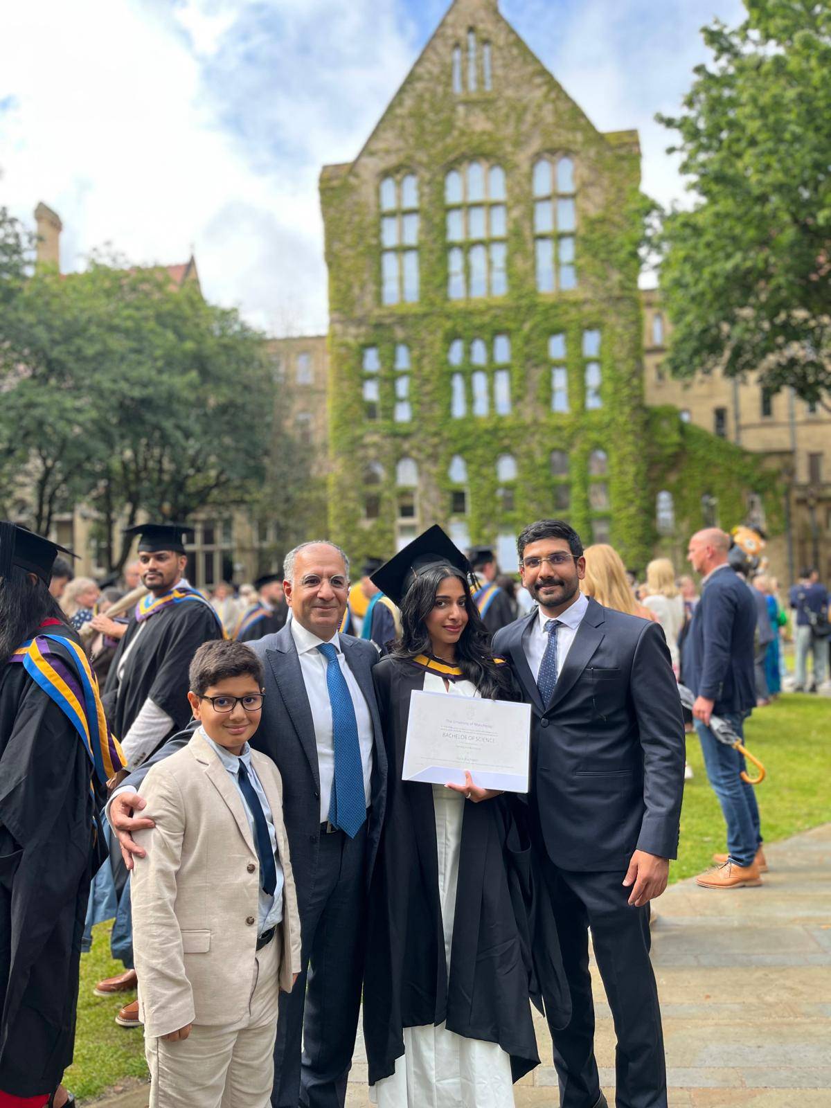 هالة يوسف بوجيري تحتفل بتخرجها من جامعة مانشستر بدرجة البكالوريوس بمرتبة الشرف