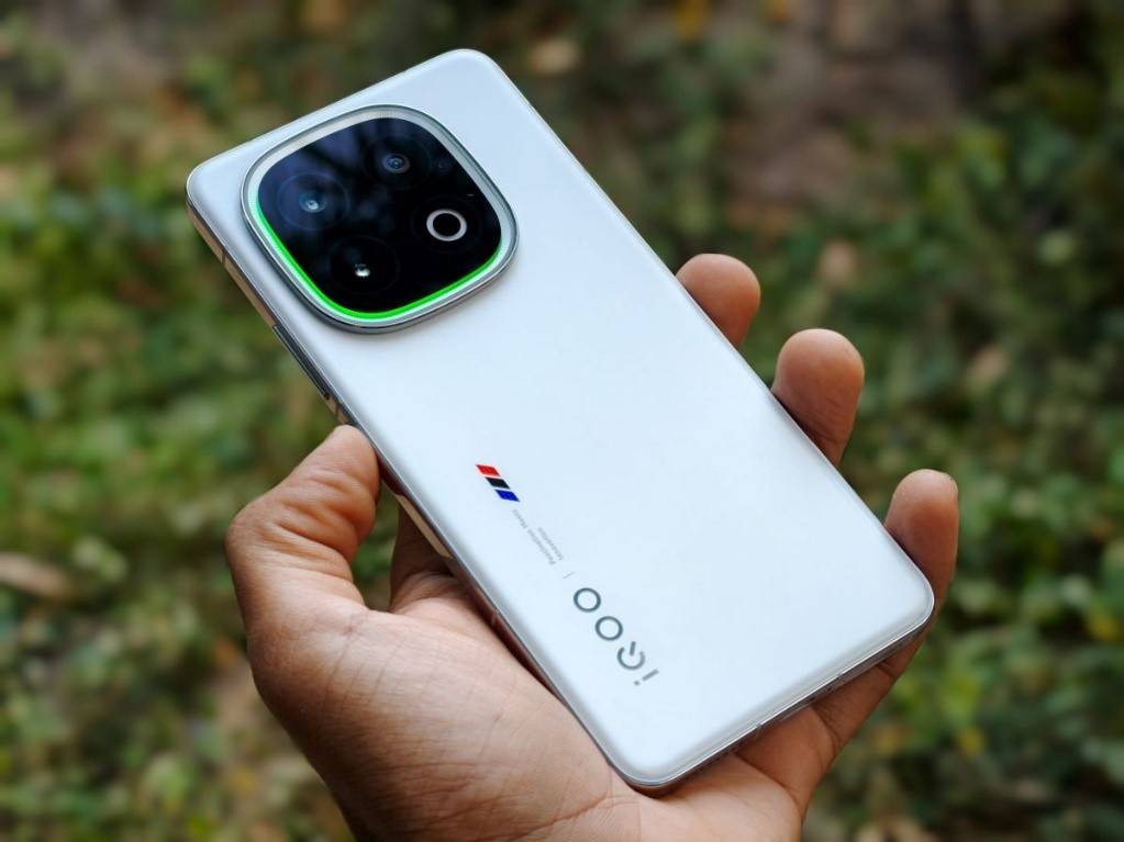 فيفو تستعد لإطلاق جهاز iQOO 13 بتصميم فاخر في فئة الهواتف الرائدة