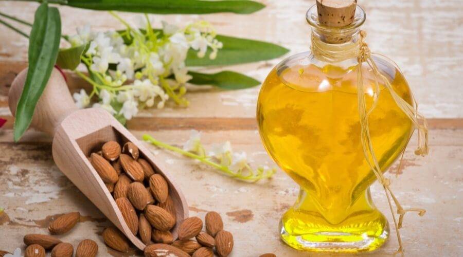 الخيار المثالي للعناية بالبشرة والشعر.. فوائد مذهلة لزيت اللوز الحلو