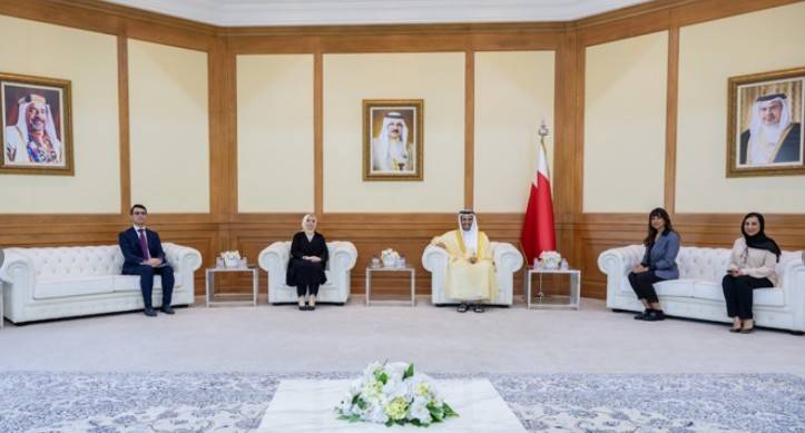 وزير الإعلام يستقبل سفيرة الجمهورية التركية لدى مملكة البحرين