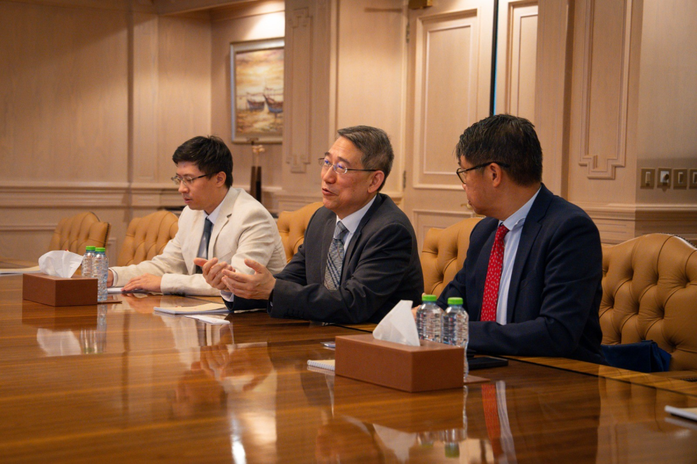 مريم الانصاري تلتقي المدير العام للمكتب الاقتصادي والتجاري لهونغ كونغ